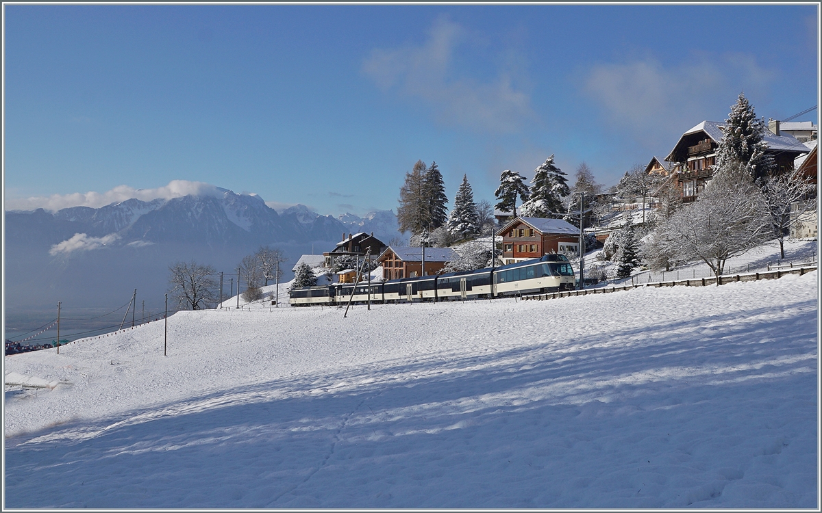 Bei Les Avants, in der überzuckerten Winterlandschaft ist der MOB Panoramic Express PE 2118 von Montreux auf dem Weg nach Zweisimmen. 

2. Dezember 2020