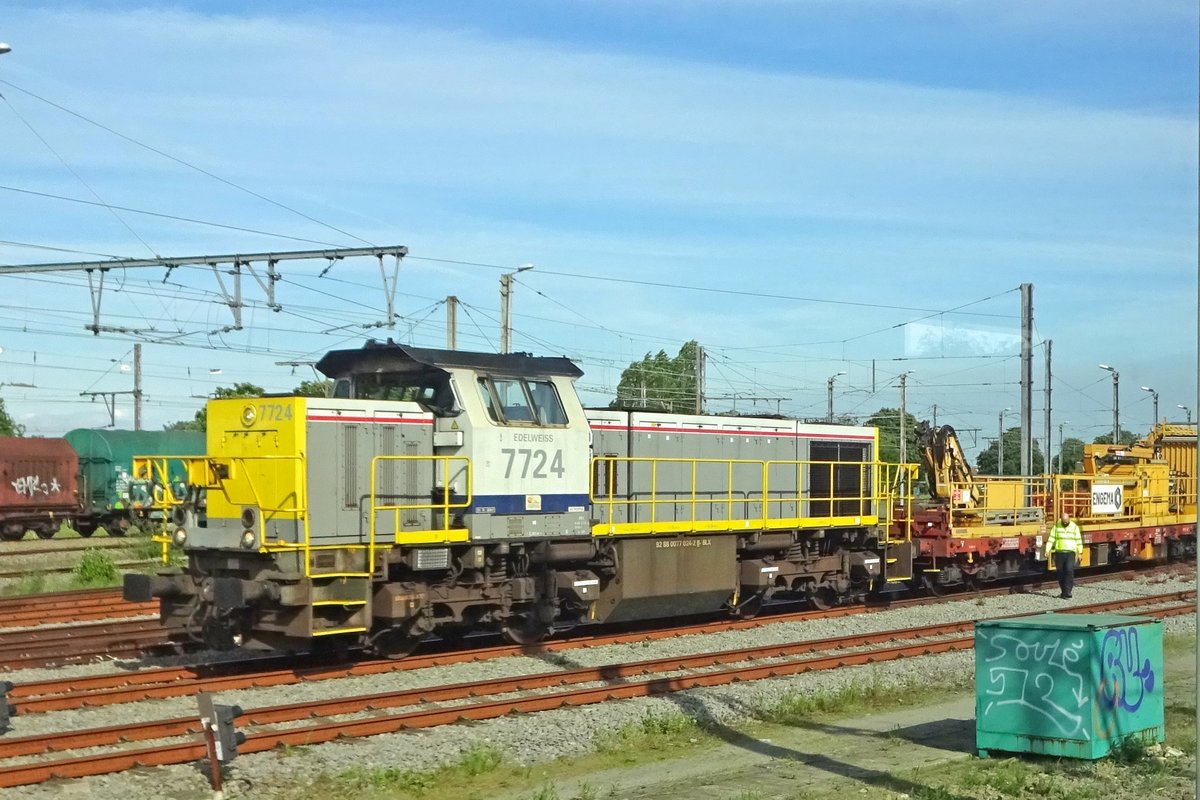 Bei Lier ist am 22 Mai 2019 NMBS 7724 mit ein Gleisbauzug unterwegs.