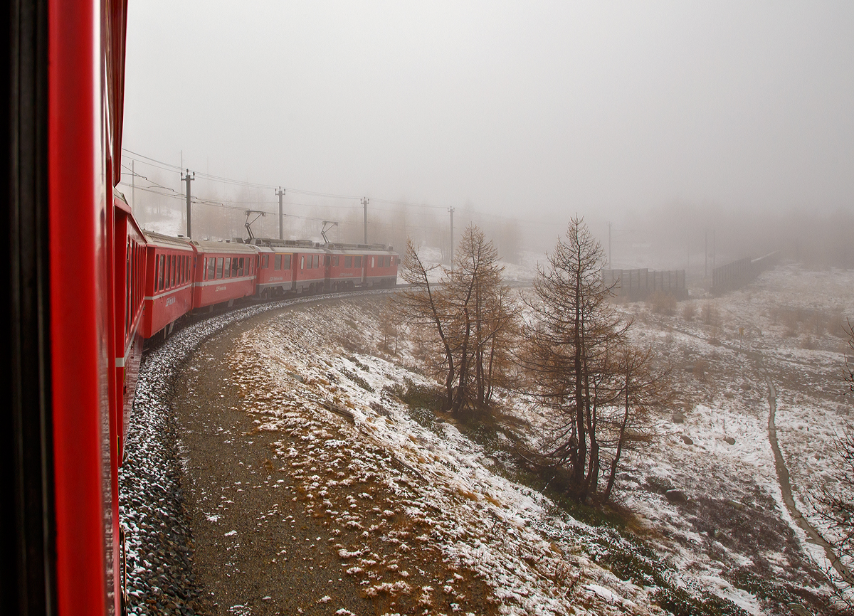 Bei Nebel.....
Gefhrt von den beiden RhB ABe 4/4 III Triebwagen Nr. 54  Hakone  und 53  Tirano  fhrt am 02.11.2019 unser RhB Regionalzug nach Tirano, von Ospizio Bernina in Richtung Alp Grm.
