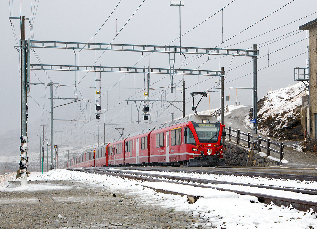 
Bei Nebel....
Geführt von dem ALLEGRA-Zweispannungstriebzug RhB ABe 8/12 - 3515  Alois Carigiet  erreicht der Bernina Express am 02.11.2019 bald den höchsten Punkt der Strecke, die Station Ospizio Bernina (Bernina Hospiz) und fährt ohne Halt durch. 

Ob die Reisenden wissen was ihnen hier oben entgeht?