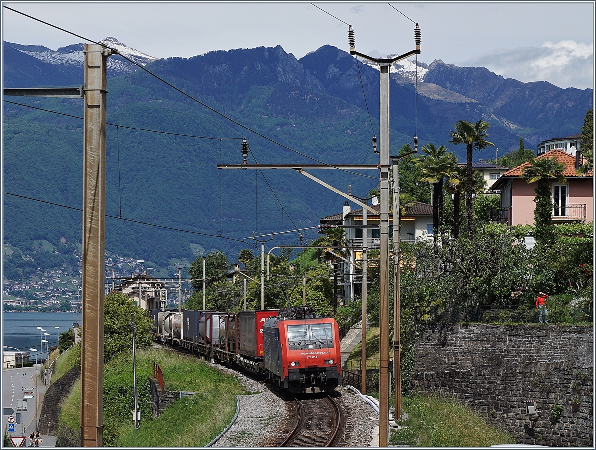 Bei San Nazarro fuhr bereits der dritte Güterzug Richtung Süden, diesmal mit der Re 474 014. 
20. Mai 2017 