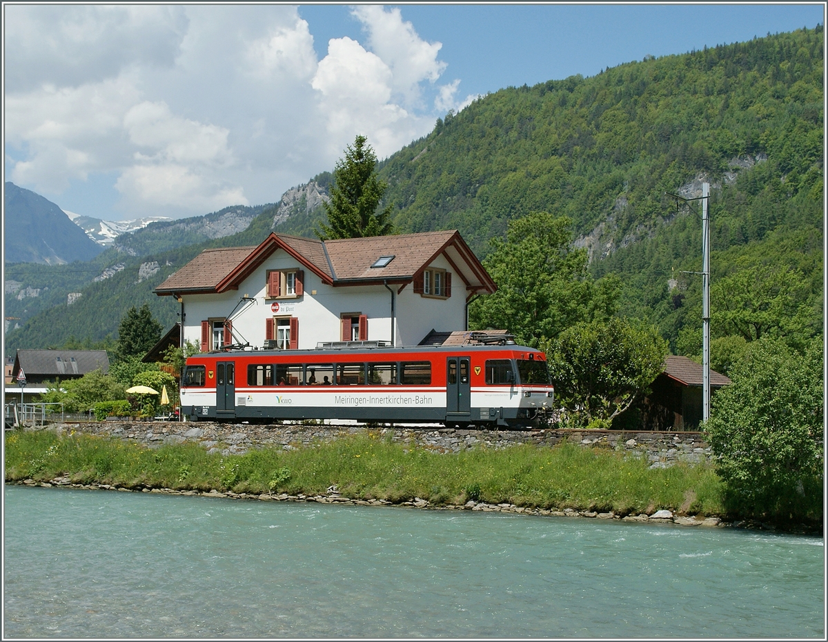 Bei der Station Aareschlucht West fährt dieser MIB Regionalzug der Aare entlang.
7. Juni 2013