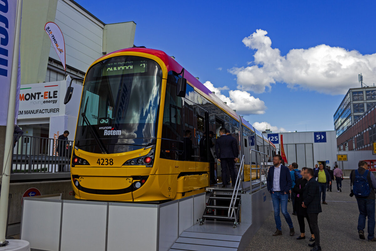 Bei der Stra�enbahn in Warschau kommen seit einiger Zeit Stra�enbahnen von Hyundai Rotem zum Einsatz. Wagen 4238 wurde von Hersteller auf der InnoTrans pr�sentiert.