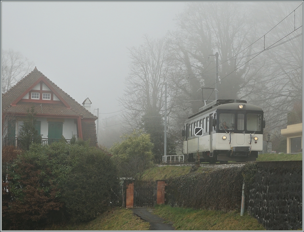 Bei ungewöhnlich dichtem Nebel an der Riviera erreicht das Bipperlisi, heute MOB Be 4/4 1006 den Halt Planchamp.
5. Feb. 2016