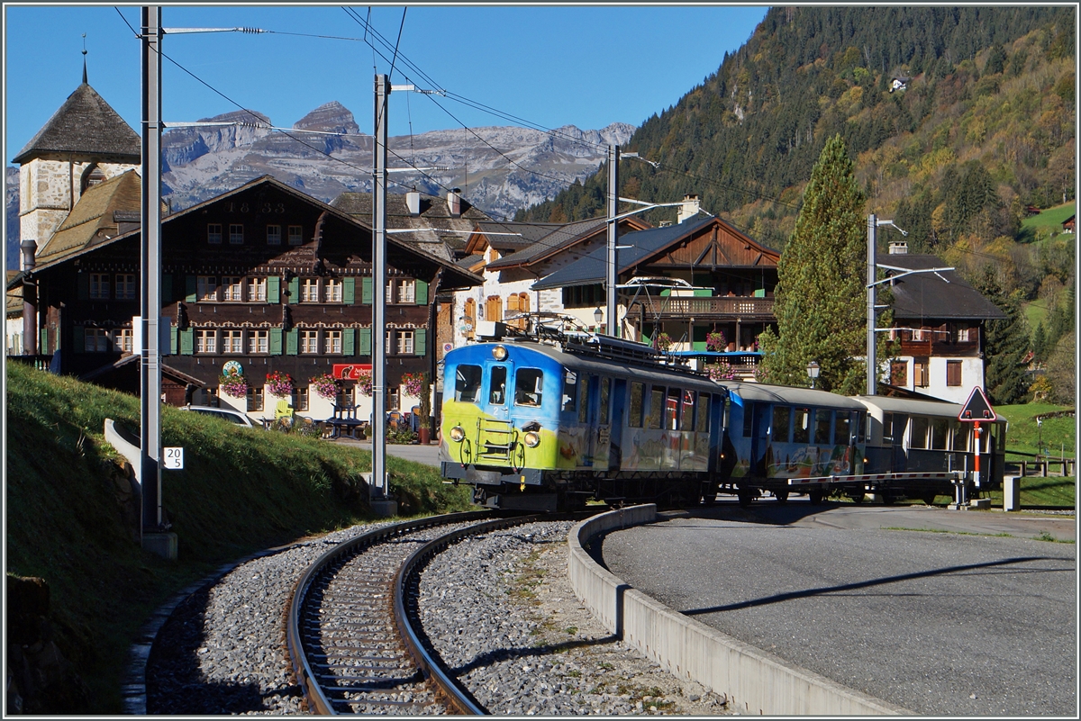 Bei Vers L'Eglise ist der ASD ABDe 4/4 N° 2 mit einem Extrazug auf der Fahrt nach Les Diablerets.

18. Okt. 2014
