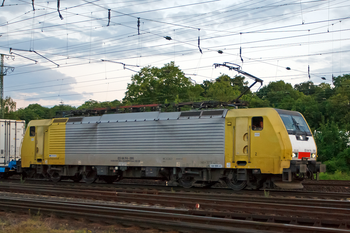 
Beim aller letzten Licht... 
Die MRCE Dispolok ES 64 F4-095 (189 995-4) fhrt am 14.06.2014 mit einem Containerzug  durch Koblenz-Ltzel in Richtung Norden. Aufgenommen aus dem DB-Museum heraus (abgesicherter Bereich). 

Die Siemens EuroSprinter wurde 2003 von Siemens unter der Fabriknummer 20698 gebaut. Sie trgt NVR-Nummer 91 80 6189 995-4 D-DISPO Class 189 VE (VE = Zugsicherungssystem Paket fr Deutschland, sterreich, Italien, Slowenien, Kroatien und Niederlande), die EBA-Nummer EBA 00A23E 002.

Die BR 189 (Siemens ES64F4) hat eine Vier-Stromsystem-Ausstattung. Sie ist in allen vier in Europa blichen Bahnstromsystemen einsetzbar. Bei 15 kV und 25 kV hat sie eine Stundenleitung von 6.400 kW und eine Hchstgeschwindigkeit von 140 km/h. 