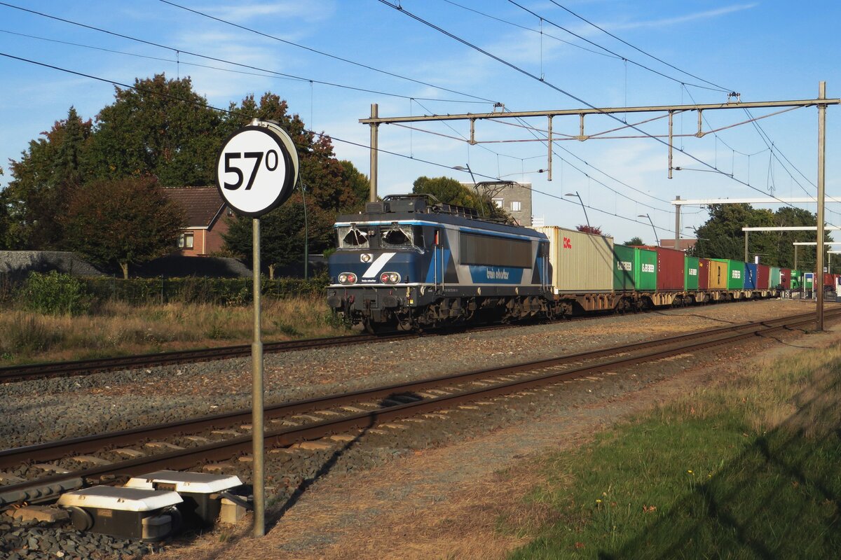 Beim Bahnhof Wijchen wurde am 16 Oktober 2021 der umgeleiteter Coevorden-KLV von TCS/ex RailPromo 101002 gezogen.