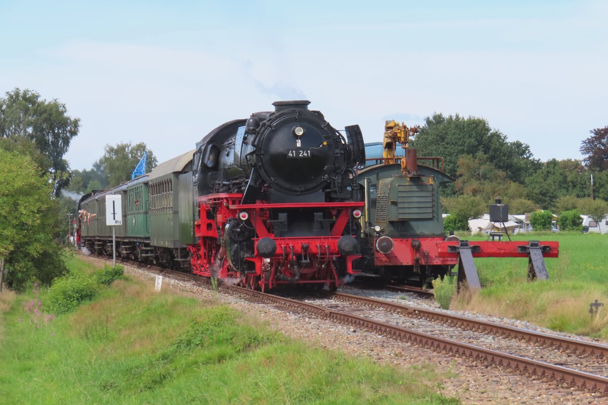 Beim Bahnbergang in Lieren wurde am 3 September 2023 41 241 mit Dampfpendelzug whrend Terug naar Toen 2023 fotografiert.