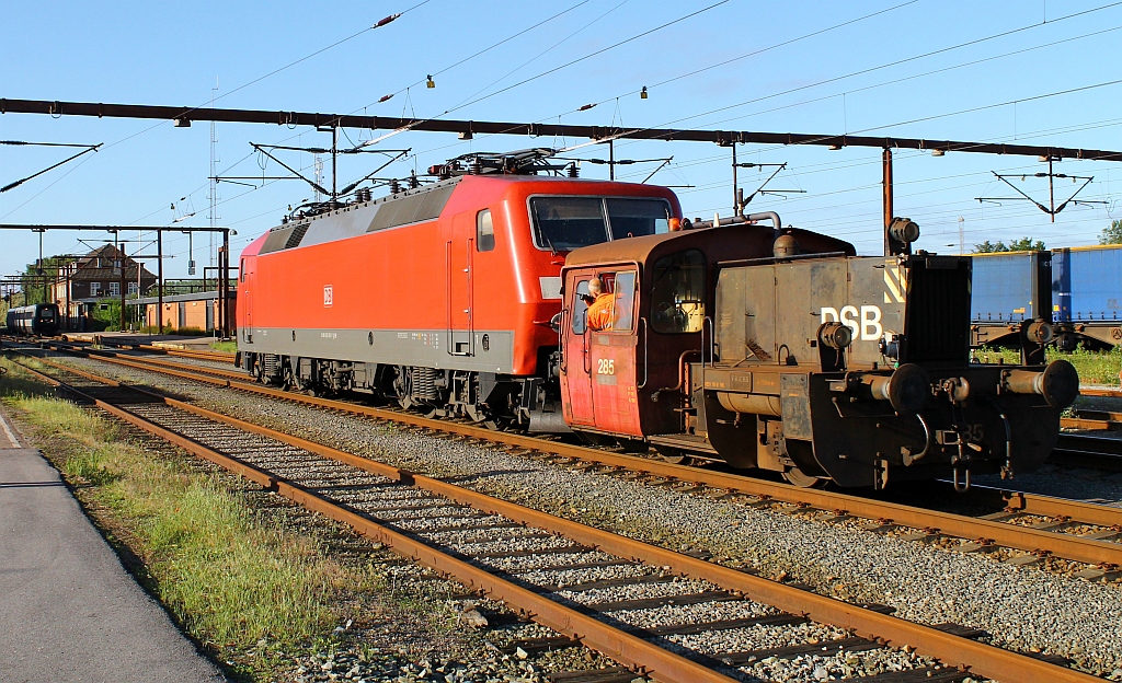 Beim eigentlichen warten auf den CN(L)1272 aus Basel, der leider auf dem falschen Gleis für uns einlief, blieb nur die Rangieraufgabe der DSB KöF II 285 mit der 120 155-7 übrig die hier in den Bereich des deutschen Stromnetzes geschoben wird. Padborg/DK 08.06.2013