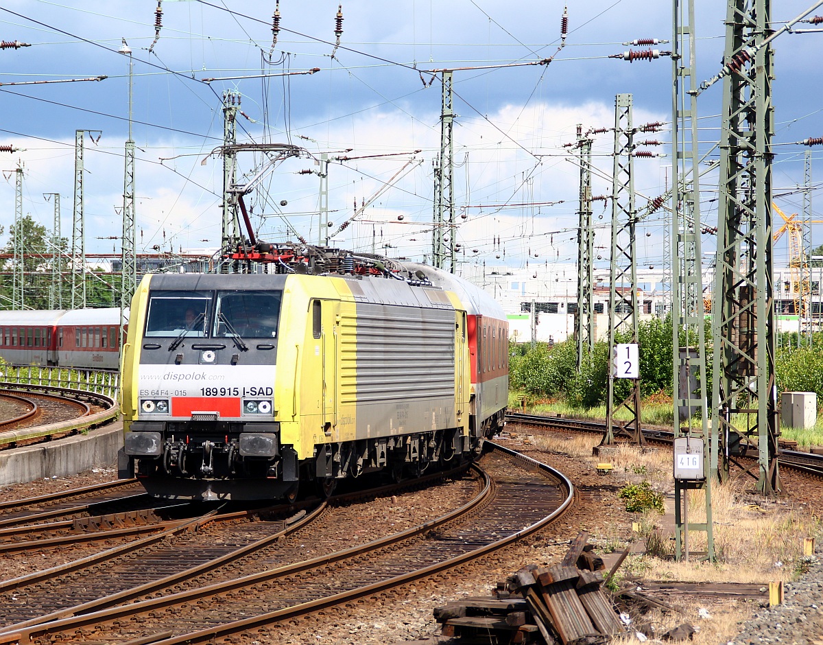 Beim warten auf die Sonderzüge konnte ich die 189 915-2/ES64 F4-015 I-SAD die hier mit einem CNL aus Italien Einfahrt in Hamburg-Altona hat ablichten. 15.07.2012(üaV)