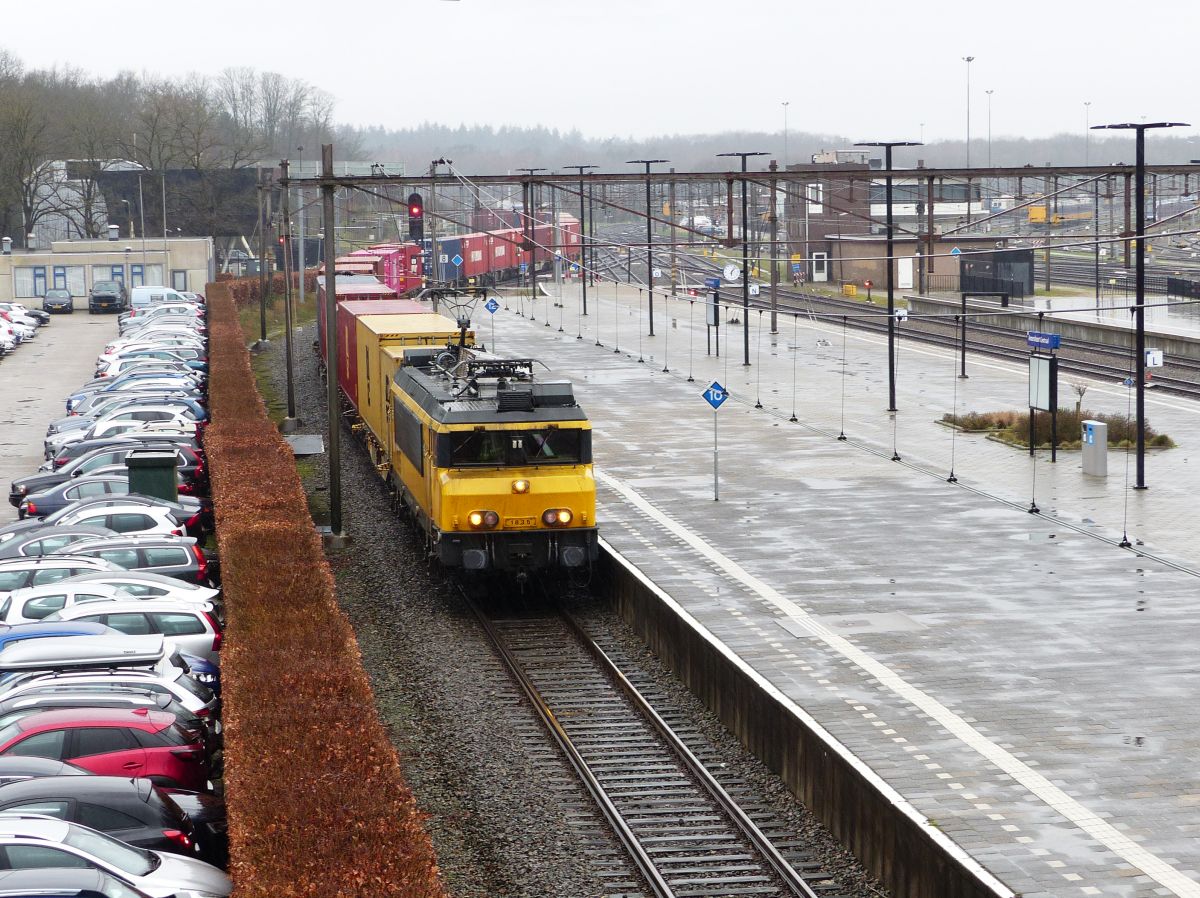 Bentheimer Eisenbahn Lokomotive E01 (ex-NS 1835) durchfahrt Gleis 1 Amersfoort Centraal 27-02-2020.

Bentheimer Eisenbahn locomotief E01 (ex-NS 1835) doorkomst spoor 1 Amersfoort Centraal 27-02-2020.