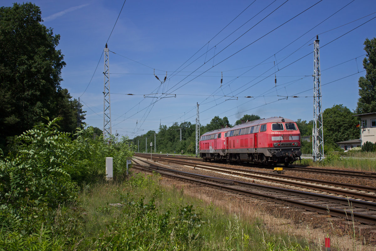 Bereits auf dem Weg zur Fotostelle waren mir die beiden Berliner Abschlepp-218 (218 834 & 839) begegnet, was mich freilich rgerte, konnte ich doch nicht wissen, dass sie keine zwei Stunden spter zurck kommen wrden. So wurde dann doch noch ein Foto (mit dem Hinterteil der 218 839 neben einem abgeschnittenen Stellwerk) mglich.