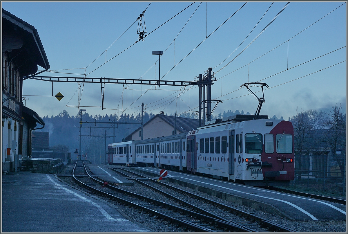 Bereits bei der Rückfahrt des Zugs als S 60 14955 hat sich der Nebel in Broc Village verzogen. Der Zug ist wie folgt formiert: (von hinten nach vorne) TPF Be 4/4 121, B 207, B209 und ABt 221. 

26. Nov. 2020