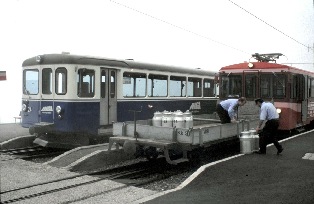 Berg- bzw. Talfahrt der Vitznau-Rigi-Bahn (VRB) Wagen Nr.24 und Arth-Rigi-Bahn (ARB) Bhe 4/4 Nr.15 mit Milchkannentransport in Lorenwagen am 28.08.1999.