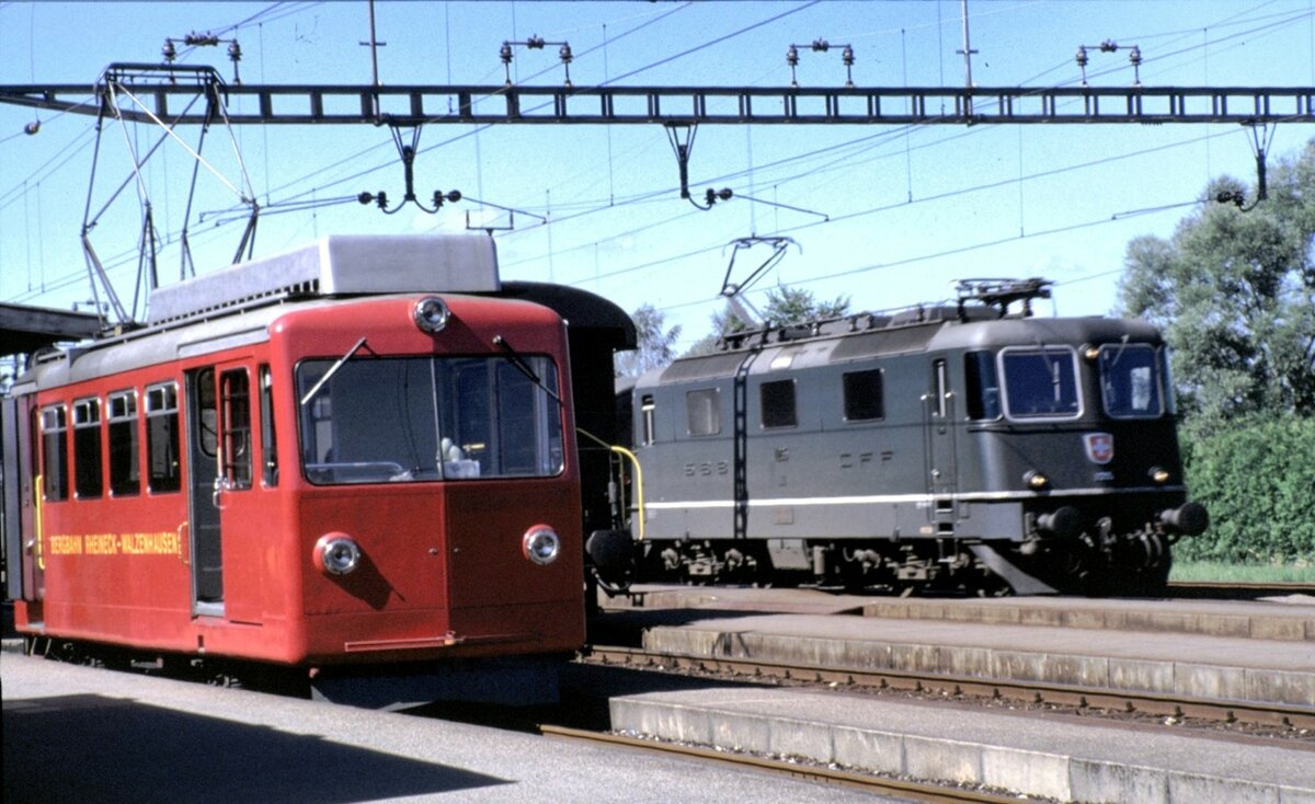 Bergbahn Rheineck-Walzenhausen und SBB Re 4/4 Nr. 11 205 in Rheineck am 14.08.1980. Zahnradtriebwagen: BDeh 1/2 Nr.1, Inbetriebnahme 1958, Lnge 14,74 m, 288 PS, Adhsion 30 km/h; Zahnrad 20 km/h.