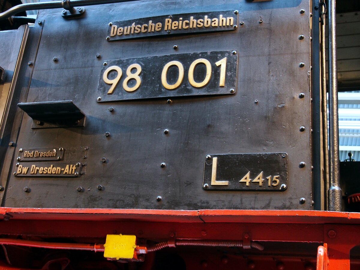 Beschilderung 98 001 der Windbergbahn im Technikmuseum in Chemnitz am 19.04.2017. 