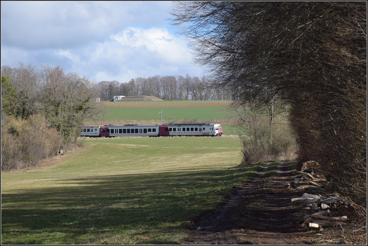 Besuch im Elsgau, heute bekannt als Ajoie.

Bei Alle ist RBDe 567 181 im TPC-Kleid für die CJ unterwegs. Februar 2022.