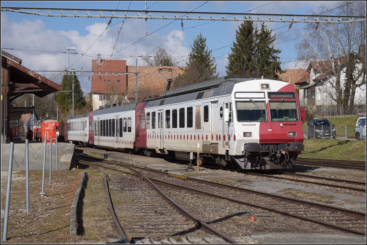 Besuch im Elsgau, heute bekannt als Ajoie.

Im Bahnhof von Bonfol steht überraschenderweise ein NPZ im TPC-Kleid bereit für die Fahrt auf der CJ-Strecke nach Porrentruy. Es ist RBDe 567 181. Februar 2022.