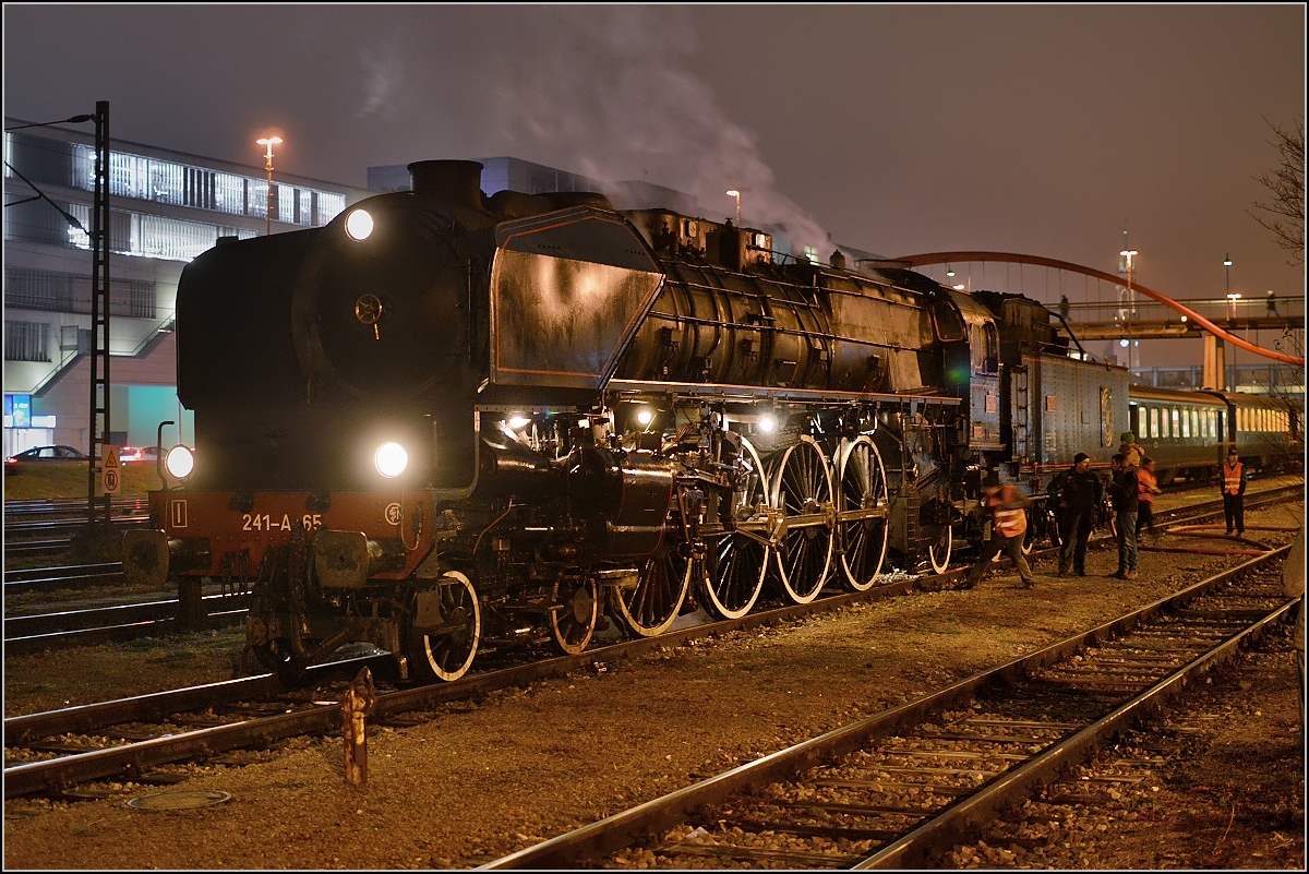 Besuch der Grande Dame 241-A-65 in Konstanz.

Erst nach über 2 Stunden ist die Lok endlich gedreht und nun kann der Durst gelöscht werden. Dezember 2015.