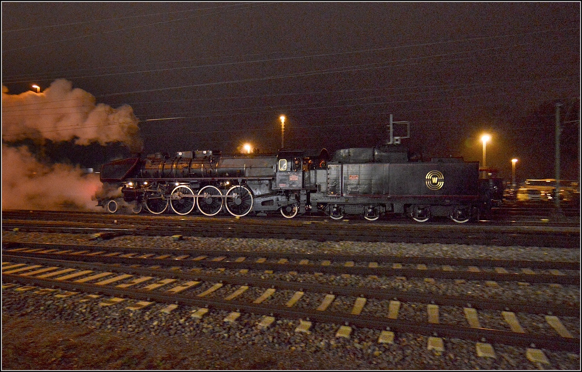 Besuch der Grande Dame 241-A-65 in Konstanz.

Kreuzen, damit man nach Kreuzlingen Hbf fahren kann. Dezember 2015.