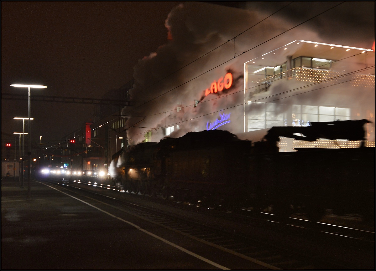 Besuch der Grande Dame 241-A-65 in Konstanz.

Und mit wenigen Minuten Verspätung geht es wieder zurück über Romanshorn und Zürich nach Full. Dezember 2015.