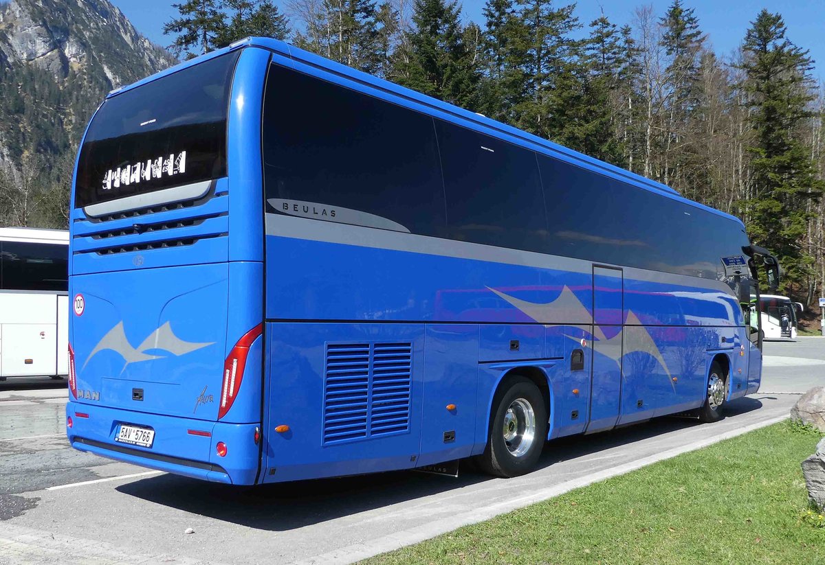 Beulas Aura 19.440 des Busunternehmens Reina Tours steht auf dem Parkplatz Königsee im April 2019