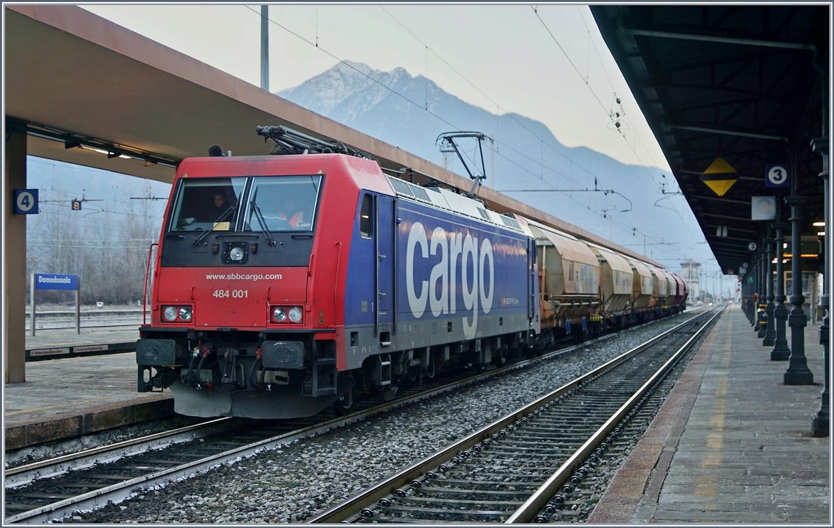 Bild 1: Etwas südlich von Domosossola, an der Strecke nach Novara, neben dem Rangierbahnhof Domo II liegt Villadossola und dort ist ein grösserer Industriebetrieb abgesiedelt welcher auch Bahngüterverkher abwickelt, wobei dieser um in den Rangierbahnhof von Domo II zu kommen via Domossola geleitet werden muss, und in Domodossola eine Spitzkehre erforderlich ist. Das Bild zeigt eine ankommenden Güterzug mit der SBB Cargo 484 001 in Domodosolla.
7. Jan. 2017