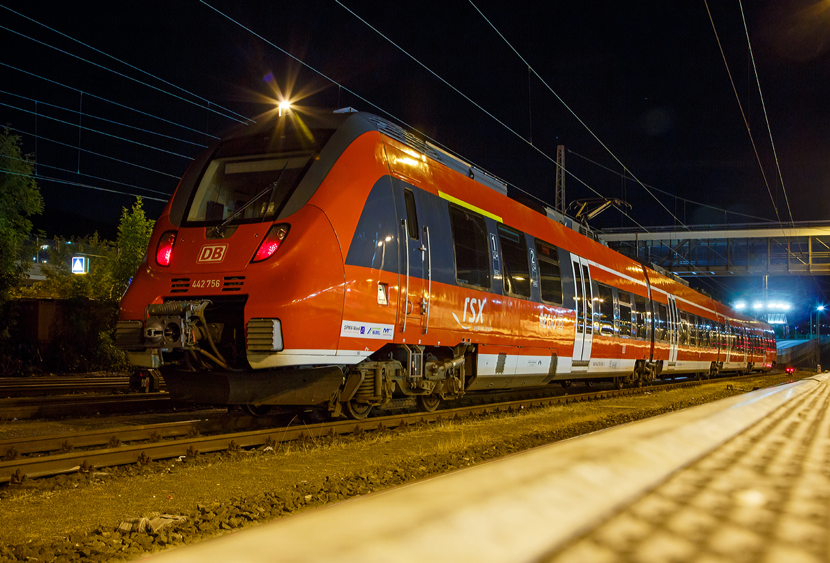 
Bild mit aufgelegter Kamera....
Der vierteilige Bombardier Talent 2 - 442 758/ 442 258  der DB Regio NRW hat im Hbf Siegen am 17.09.2018 bereits Nachtruhe. 