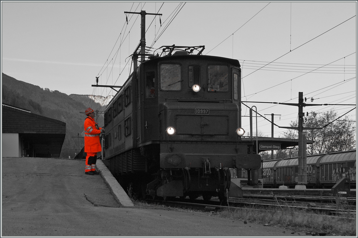 Bildvariante der Ae 4/7 10997 in Gampel-Steg.
7. Nov. 2013