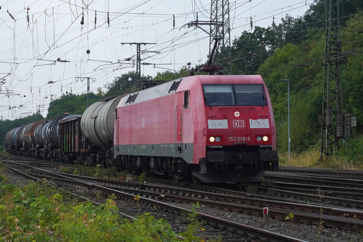 Bis auf einer Eaos ein Kesselzug: am 17 Juli 2026 durchfahrt 152 018 mit G�terzug Gremberg.