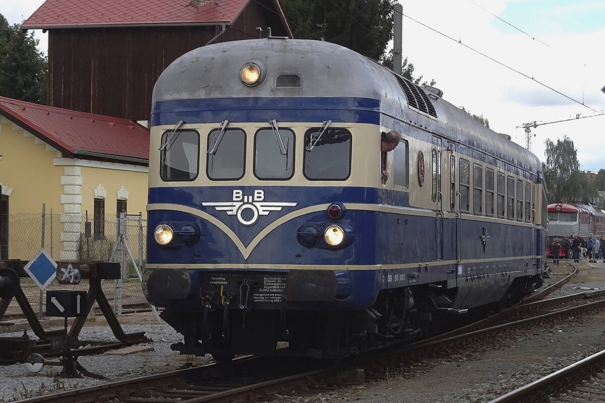 Blauer Blitz 5045.11 schiebt sichselbst ins Bw von Benesov u Prahy am 10 September 2022.