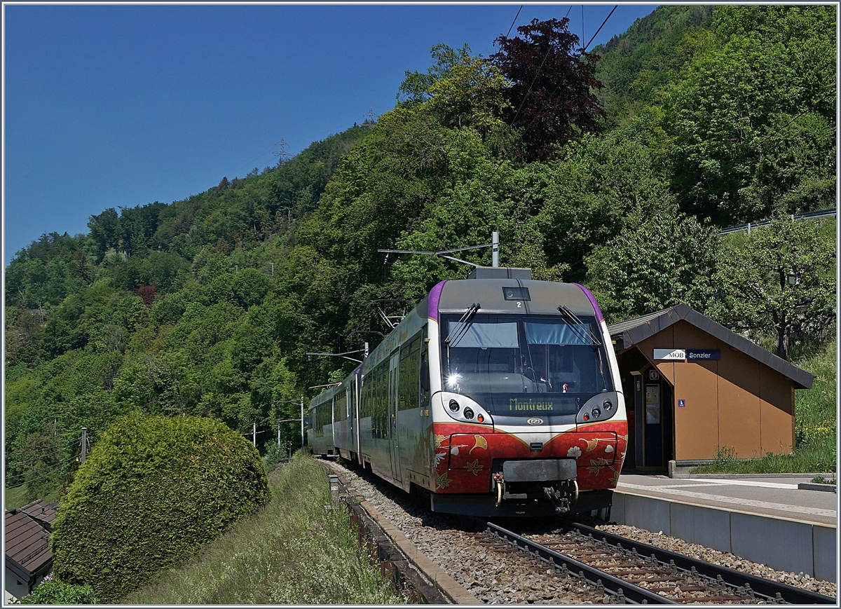  Bleiben Sie zuhause  - somit sankt das Passagieraufkommen in den Zügen drastisch. Im Verkehr Montreux Zweisimmen wurde zwar der Stundentakt beibehalten, doch ei Züge verkehrten  stark verkürzt oder mit andere Kompositionen, wie hier mit dem  Lenkerpendel , zu sehen bei Sonzier. 

7. Mai 2020