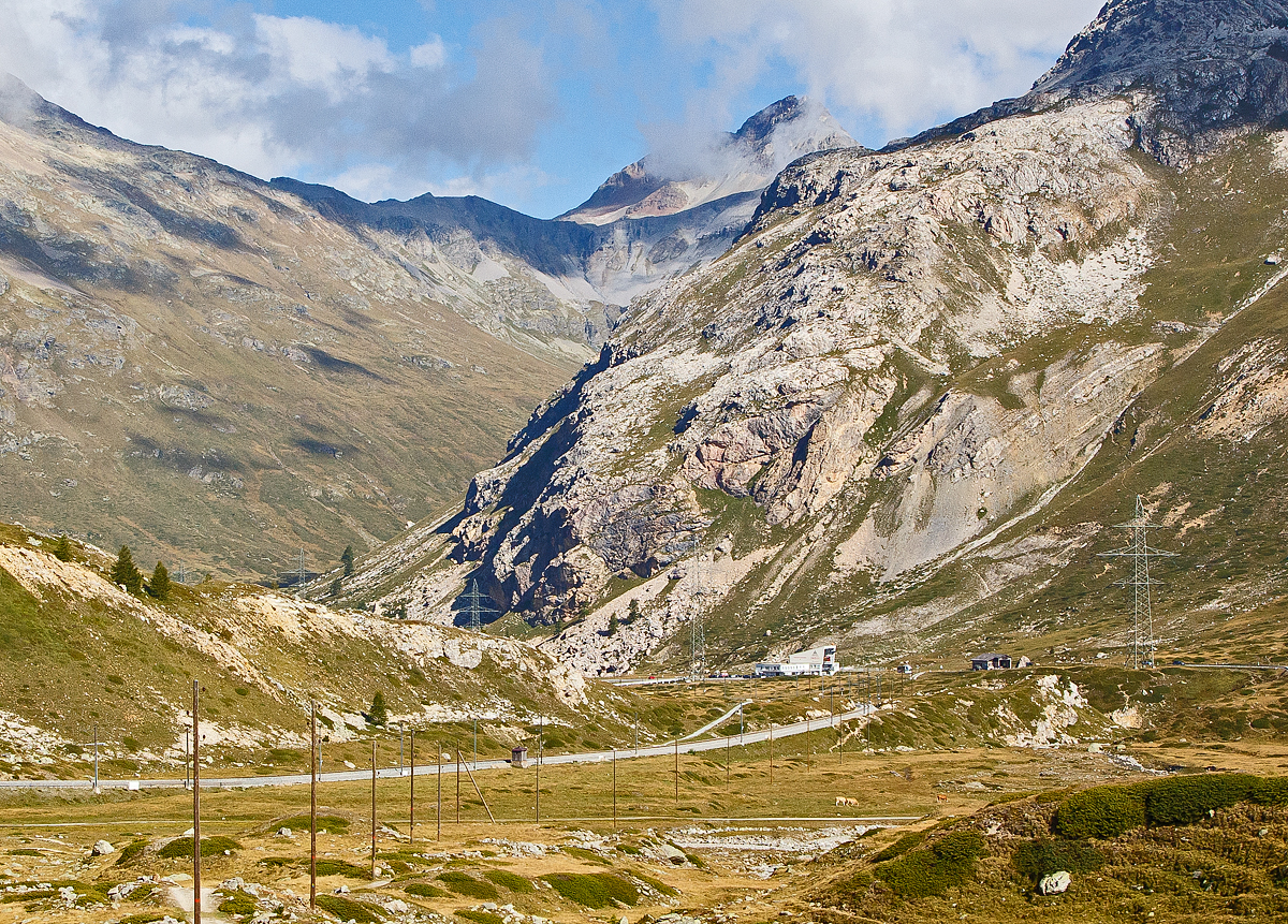 Blick am 06.09.2021 auf die Talstation der Luftseilbahn Lagalb.

Neben der Diavolezza-Bahn gibt es auch auf der anderen Seite des Val Bernina die Lagalb-Bahn, die auf den Oberengadiner Berg Piz Lagalb führt. Sein Gipfel ist auf 2.959 m ü. M. und bei gutem Wetter reicht die Fernsicht bis zu den Dolomiten. Umgeben wird der Piz Lagalb von den Tälern Val Minor und Val Bernina.

Der Berg ist seit 1963 durch eine Kabinenseilbahn vom Val Bernina her für den Wintersport erschlossen. In unmittelbarer Nähe zur Talstation der Seilbahn auf 2.107 m steht die Haltestelle Bernina-Lagalb der Berninabahn an der Strecke von St. Moritz nach Tirano. Bei der Bergstation (2.893 m) gibt es ein Restaurant mit Aussichtsterrasse. Bahn und Restaurant sind außerhalb der Skisaison geschlossen.

Die unrentable Lagalb-Bahn hätte ursprünglich eingestellt werden sollen.. Mittlerweile wurde die Lagalb-Bahn zusammen mit der Diavolezza-Bahn von der Piz Nair AG gekauft. Diese wurde im Juni 2017 in Diavolezza Lagalb AG umbenannt. Damit wird der Weiterbetrieb am Piz Lagalb sichergestellt.

Die Lagalbbahn wurde 1963 als 60er Kabinen-Seilbahn von von Roll gebaut und 1994 durch die von Garaventa gebaute Luftseilbahn Lagalb eine 80er Kabinen-Seilbahn erstetzt.

TECHNISCHE DATEN:
Länge: 2.343 m
Höhenunterschied: 785 m
Geschwindigkeit: 10 m/sec.
Fahrzeit: ca. 4:20 Minuten
Förderleistung: 720 Pers./h