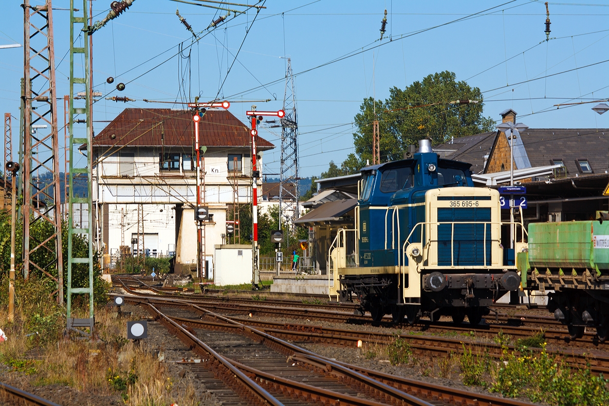 Blick auf das 1931 gebaute Reiter-Stellwerk Kreuztal Nord (Kn) am 29.09.2013. 

Vorne rechts steht die 365 695-6 der Aggerbahn (Andreas Voll e.K., Wiehl), ex DB V 60 695, ex DB 261 695-1 sowie ex DB 361 695-0.