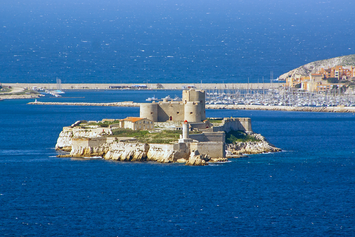 
Blick auf die Île d’If mit dem Château d’If, am 26.03.2015 von der Wallfahrtskirche Notre-Dame de la Garde in Marseille aus. 

Die Île d’If ist eine kleine Insel im Mittelmeer westlich von Marseille und gehört zur Gruppe der Frioul-Inseln. Die Felseninsel ist etwa 280 Meter lang und bis 80 Meter breit. Sie wird von dem Château d’If, einer Festung bzw.  ehemaliges Gefängnis beherrscht. Die Festung wurde zwischen 1524 und 1531 auf Befehl Franz’ I. erbaut. Zum Gefängnis wurde die Festung dann Mitte des 16. Jahrhunderts, einige Jahre nach der Fertigstellung. Der Grund war die geographische Lage und die Architektur. Das Ausbrechen schien unmöglich. Auch musste die Festung genutzt werden, da sie aufgrund ihrer abschreckenden Wirkung niemals angegriffen wurde.

Bekannt wurde die Insel bzw. das dortige Gefängnis vor allem durch den Roman „Der Graf von Monte Christo“ (orig. Le Comte de Monte-Cristo) des Schriftstellers Alexandre Dumas. 
