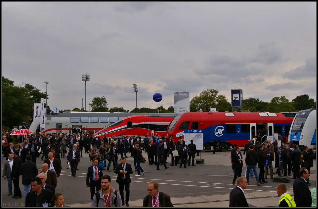 Blick auf einen kleinen Teil des Freigeländes während der InnoTrans 2014 in Berlin: von links nach rechts Bombardier Twindexx in der IC-Variante, ETR 1000, Flirt3 für Serbien und CD RegioPanther.