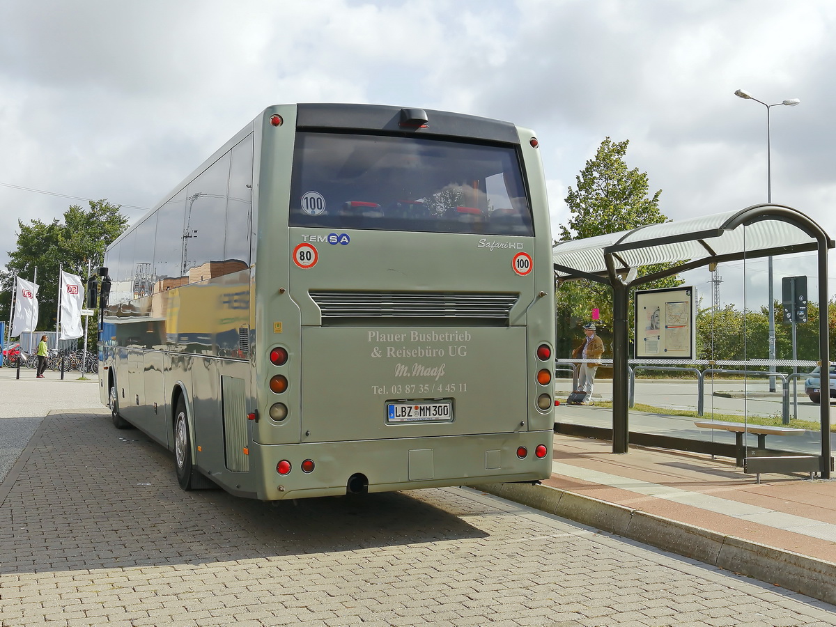 Blick auf die Heckpartie am 31. August 2018 auf den Bus der Firma M. Maa� GbR aus Plauen in Rostock am Hauptbahnhof.