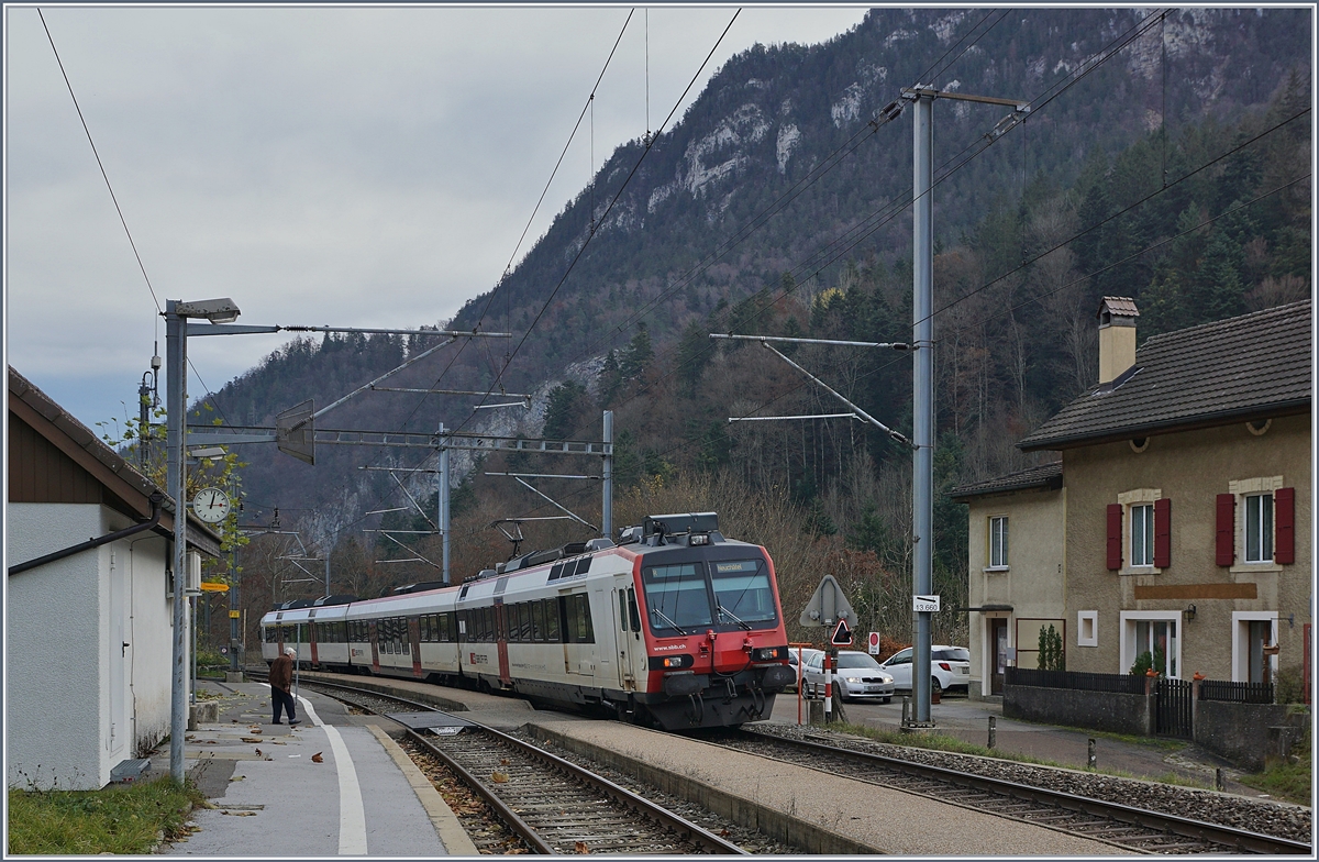 Blick auf die kleine Station Champ-du-Moulin und einen in Richtung Neuchâtel ausfahrenden Regionalzug. 

23. Nov. 2019