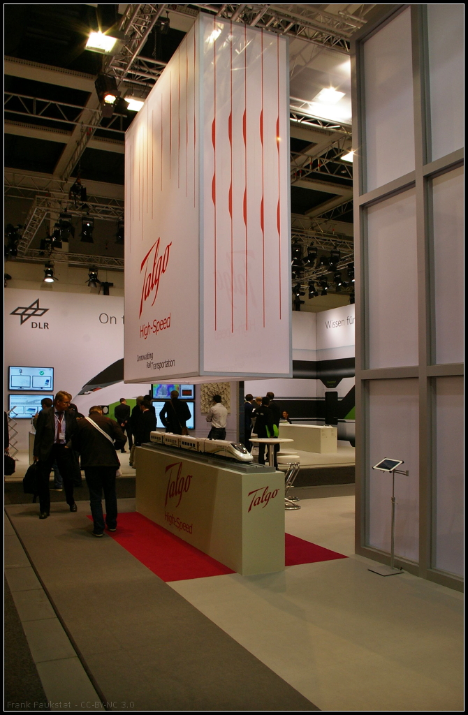 Blick auf den Messestand des spanischen Herstellers Talgo auf der InnoTRans 2014 in Berlin. Eine Wikipedia-Seite beschreibt die recht umfangreiche Geschichte des Herstellers:

http://de.wikipedia.org/wiki/Talgo
