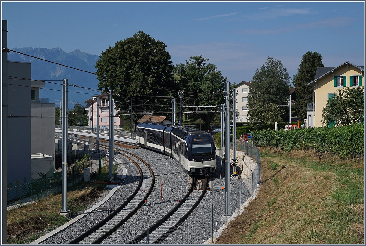 Blick auf den neu gestalteten Bahnhof von St-Légier Gare mit einem nach Blonay ausfahrenden ABeh 2/6. 

26. Juli 2019