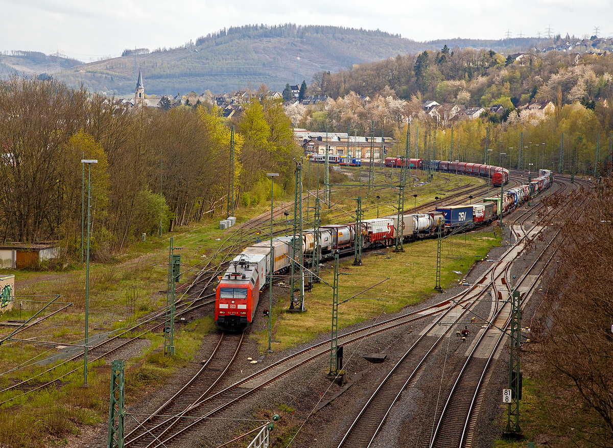 Blick auf den Rangierbahnhof (Rbf) Betzdorf/Sieg am 29.04.2021  (von der Brcke in Betzdorf-Bruche, nun fhrt die DB Cargo 152 075-8 (91 80 6152 075-8 D-DB) mit ihrem KLV-Zug weiter in Richtung Kln.