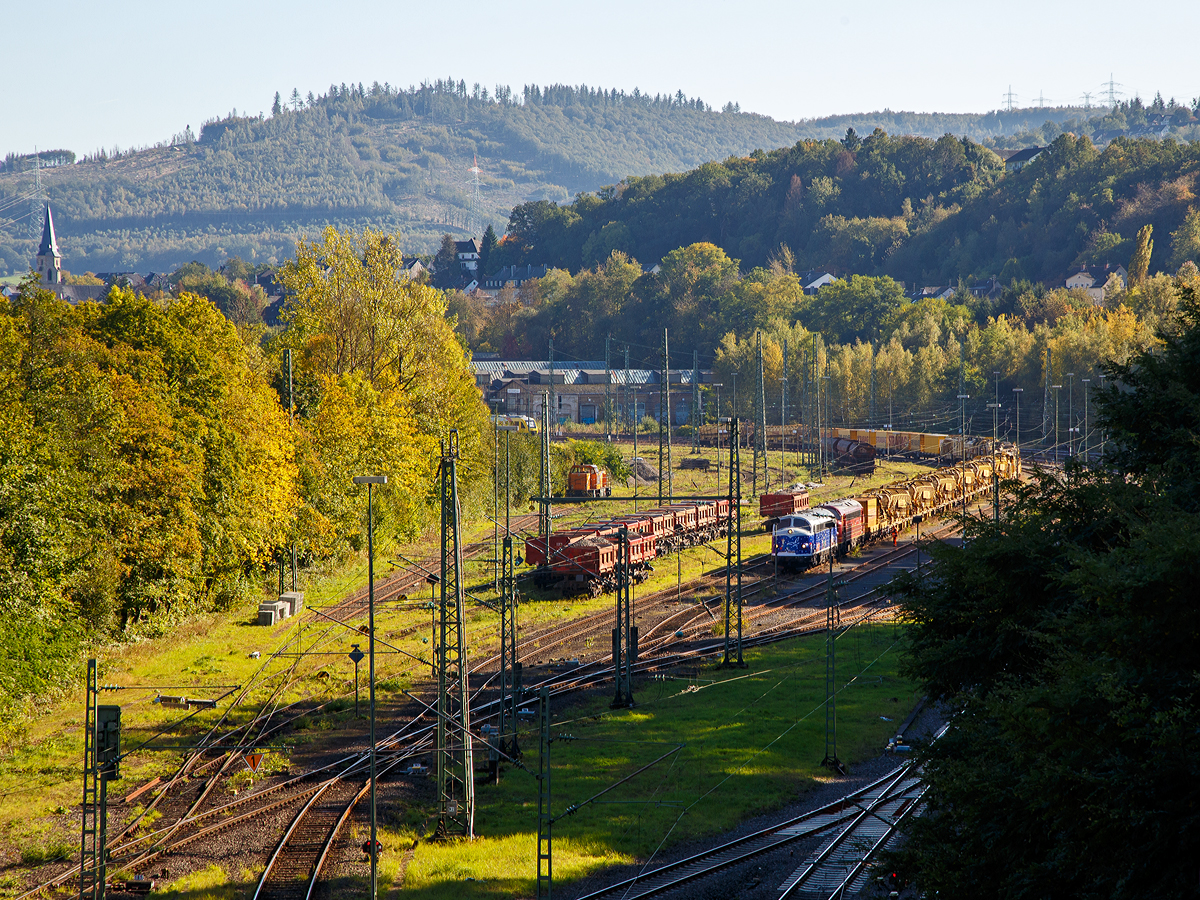 Blick auf den Rangierbahnhof (Rbf) Betzdorf/Sieg (von der Brücke in Betzdorf-Bruche) am 09.10.2021.....
Die beiden NOHAB  AA16 der Altmark-Rail, die My 1149 (92 80 1227 008-0 D-AMR) und die My 1155 (92 80 1227 010-6 D-AMR), haben die Hochleistungs-Bettungsreinigungsmaschine RM 900 VB der STRABAG Rail GmbH mit zugehörigen Wagen sowie einigen Material-, Förder- und Siloeinheiten im Rbf abgestellt.
