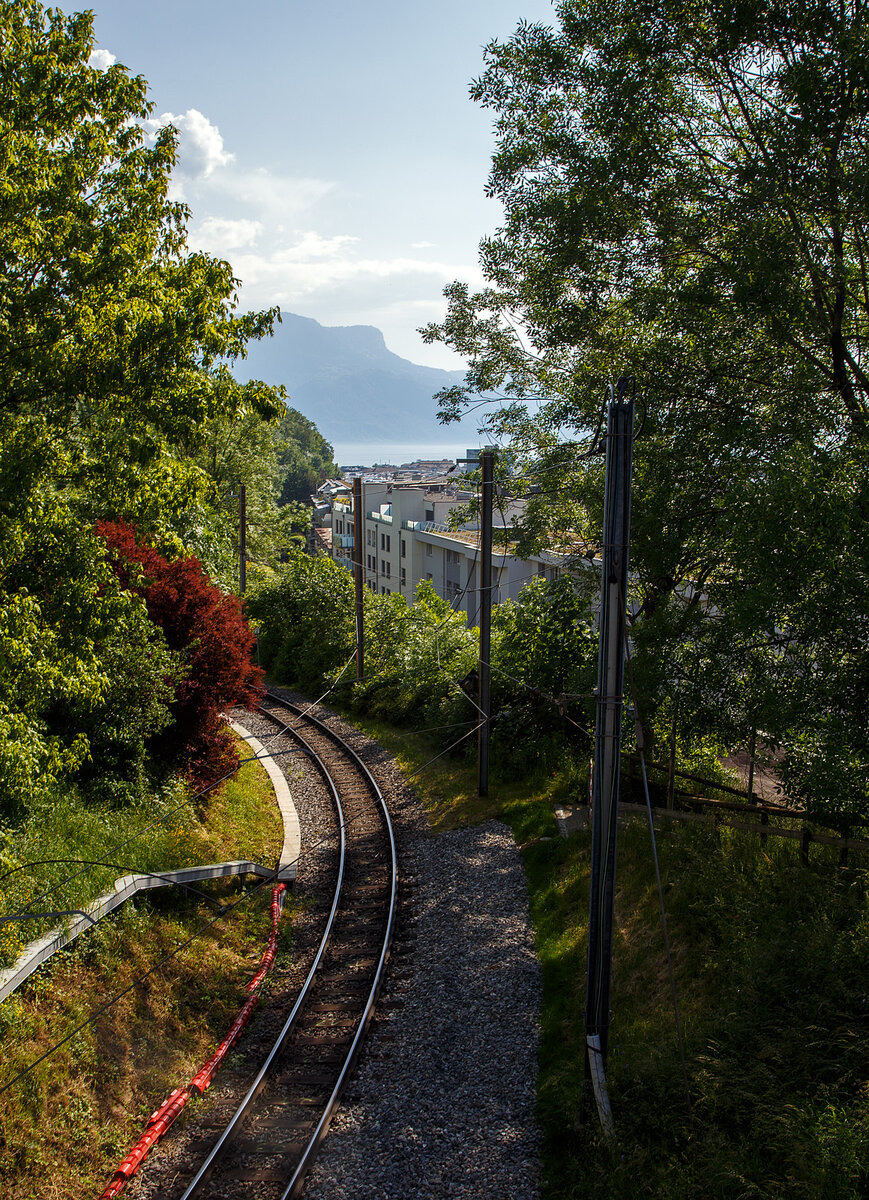 Blick auf die Strecke der MVR (Transports Montreux–Vevey–Riviera SA), ex CEV, Vevey–Blonay (KBS 112) am 26. Mai 2023 beim ehemaligen Haltepunk Gilamont in Richtung Vevey.