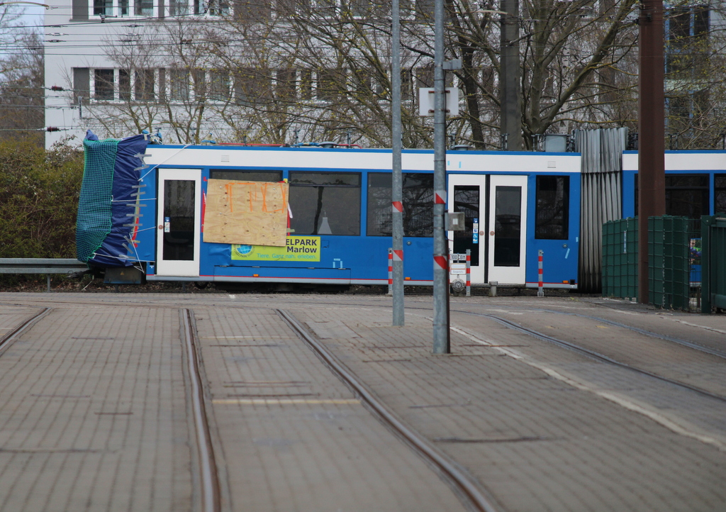 Blick auf die verunfallte Straßenbahn am 17.04.2021 auf dem Betriebshof der Rostocker Straßenbahn AG.