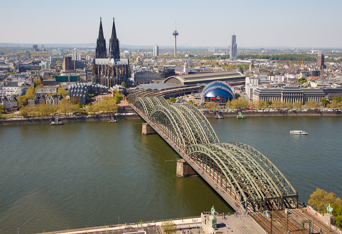 
Blick von der Aussichtsplattform der KölnTriangle Panorama in Köln-Deutz auf den Dom, Hauptbahnhof und die Hohenzollernbrücke am 21.04.2019.
Bedingt durch Bauarbeiten auf der Hohenzollernbrücke gab es auch wenig Zugverkehr über diese.
