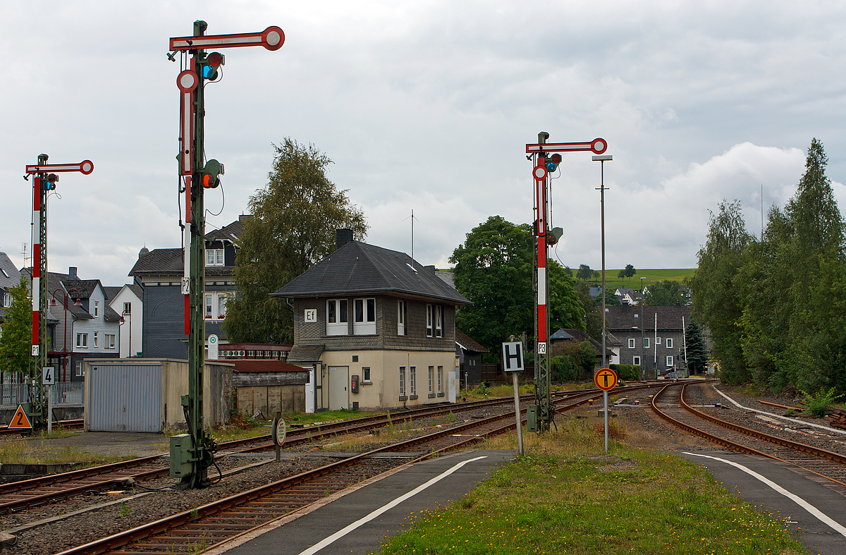 
Blick von Bahnhof Erndtebrück am 10.08.2014 in Richtung Kreuztal, in der Bildmitte das Stellwerk Erndtebrück Fahrdienstleiter (Ef). Seit 17.11.2017 gibt es die Ausfahrtsignale nicht mehr als Formsignal.