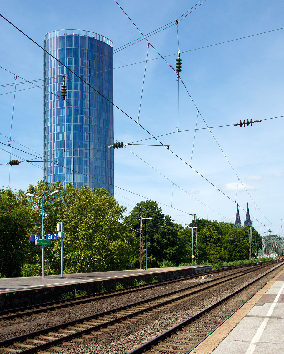Blick vom Bahnhof Köln Messe/Deutz am 01.06.2019. Links KölnTriangle Panorama, welches oben eine Aussichtsplattform hat, wo am einen tollen Rundblick über Köln, wie dieses
https://hellertal.startbilder.de/bild/Deutschland~Bahnhochbauten~Brucken/654221/blick-von-der-aussichtsplattform-der-koelntriangle.html  
hat. 

Rechts der Kölner Dom und noch ein Stück Hohenzollernbrücke.

