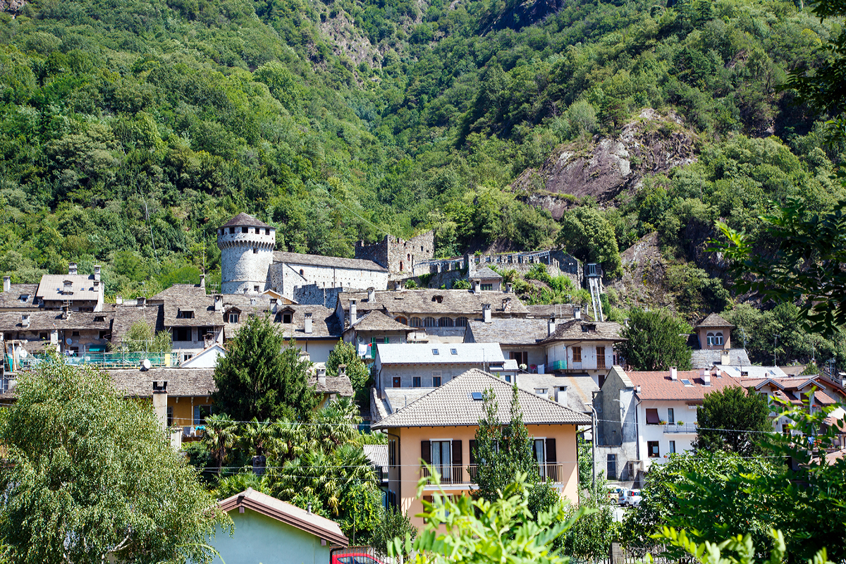 Blick vom Bahnhof Vogogna (Piemont) auf das 1348 erbaute Visconti Schloss, des Giovanni Visconti Bischof von Novara. 