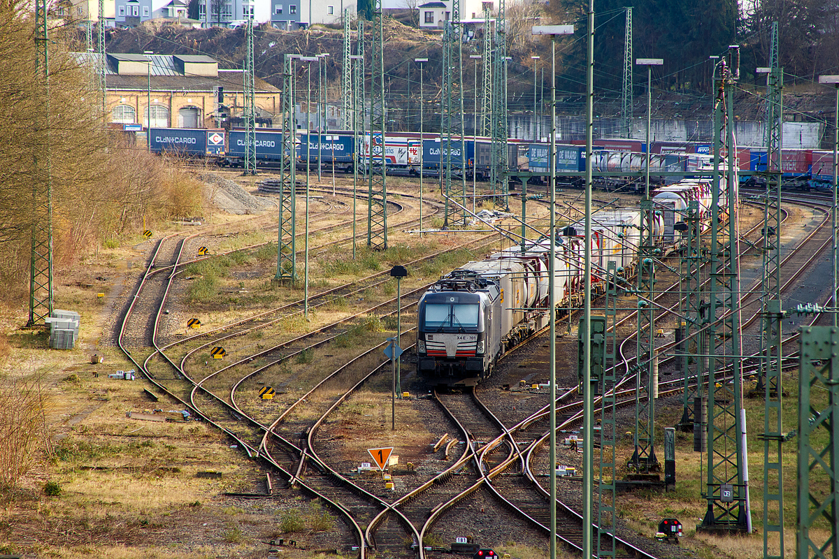 Blick von der Brücke in Betzdorf-Bruche....
MRCE Dispolok X 4 E – 701 / 193 701-0 (91 80 6193 701-0 D-DISPO), eine Siemens Vectron MS, istist am 12.03.2022, mit einem KLV-Zug, im Rangierbahnhof Betzdorf/Sieg abgestellt sind.

Die Siemens Vectron MS wurde 2018 von Siemens in München-Allach unter der Fabriknummer 22366 gebaut. Diese Vectron Lokomotive ist als MS – Lokomotive (Multisystem-Variante) mit 6.400 kW konzipiert und zugelassen für Deutschland, Österreich, Schweiz, Italien und Niederlande (D/A/CH/I/NL), sie hat eine Höchstgeschwindigkeit von 160 km/h. So ist es möglich ohne Lokwechsel vom Mittelmeer die Nordseehäfen Rotterdam oder Hamburg an zu fahren.