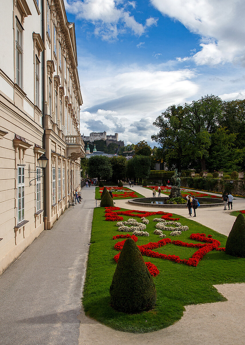 Blick durch den Mirabellgarten in Salzburg auf die Festung Hohensalzburg, links das Schloss Mirabell, hier am 10.09.2022.

Der Mirabellgarten ist die Gartenanlage des Schlosses Mirabell, in der Rechten Altstadt von Salzburg. Er geh�rt zu den bekanntesten Touristenzielen der Stadt.  Die Gesamtanlage mit allen Nebengeb�uden und Gartenbaudenkmalen steht unter Denkmalschutz und geh�rt zum UNESCO-Welterbe Historisches Zentrum der Stadt Salzburg.